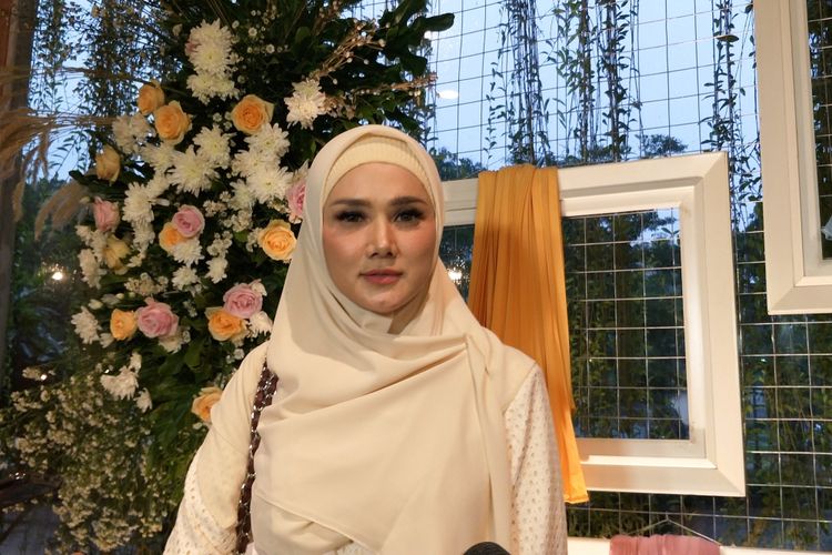 Penyanyi Mulan Jameela saat ditemui di peluncuran IM Syari x Dhini Aminarti di Hotel Aviary, Tangerang Selatan, Selasa (22/1/2019).