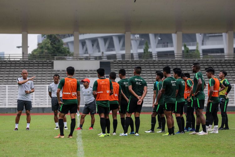 Nova Arianto, asisten pelatih timnas U-22 memberikan intruksi kepada pemain saat jeda latihan di Stadion Madya, Kompleks Gelora Bung Karno, Jakarta, Selasa (22/1/2019). Seleksi tim nasional U-22 dilakukan untuk persiapan mengikuti Piala AFF U-22 di Kamboja pada 17 Februari hingga 2 Maret.