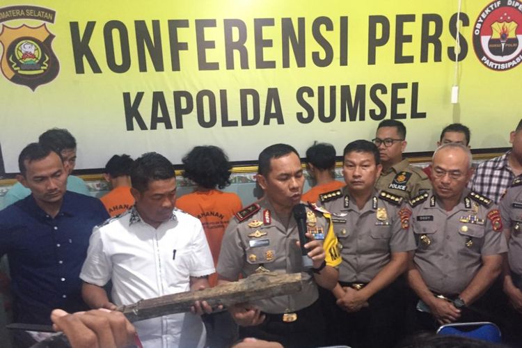 Kapolda Sumsel Irjen Pol Zulkarnain Adinegara ketika gelar perkara terhadap empat tersangka pembunuhan Inah Anti Murti (20) janda satu anak yang tewas dibunuh dengan cara dibakar, Rabu (23/1/2019).