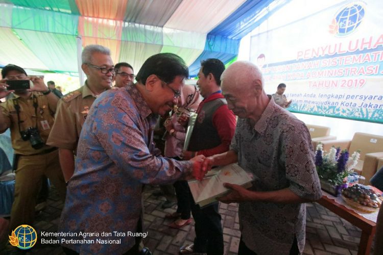 Sertifikat diserahkan oleh Menteri ATR/BPN , Sofyan A. Djalil, kepada sepuluh orang perwakilan masyarakat Kota Administrasi Jakarta Utara.