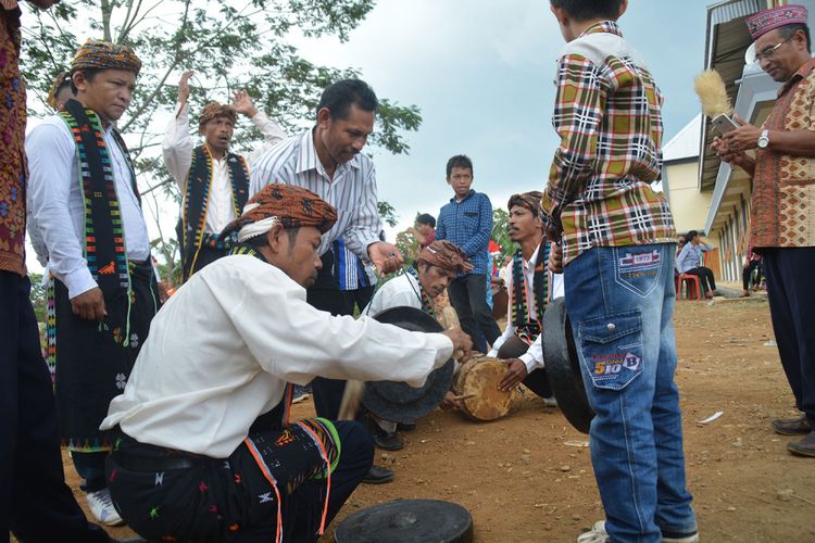 penabuh gendang dan gong sedang menabuh alat tradisional itu untuk memberikan semangat kepada para petarung caci atau sasi untuk ungkapan syukur atas peresmian dan Pemberkatan Gereja Santo Mikael Noa, Manggarai Barat, Flores, NTT. 