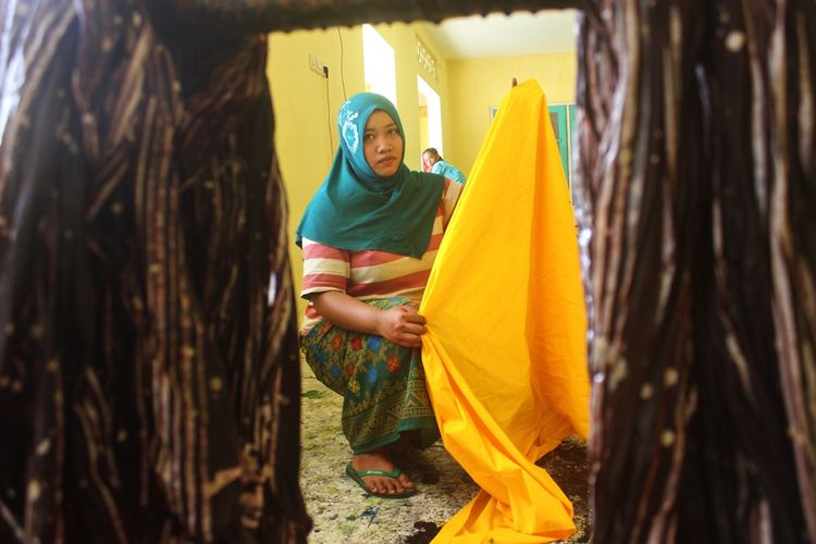 Endang mempersiapkan kain mori untuk dibatik di Kampung Peduli Disabilitas Simbatan