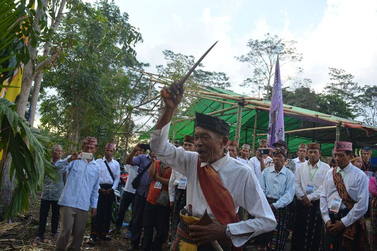 Tua adat di Kampung Noa, Desa Golondoal, Kecamatan Mbeliling, Kabupaten Manggarai Barat, Flores, NTT, September 2018 lalu sedang menghunus keris adatnya ke langit sebagai tanda penyambutan Uskup Denpasar merangkap Administrator Apostolik Keuskupan Ruteng.