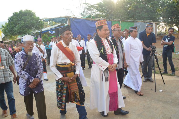 Seorang tokoh muslim Kampung Noa, Desa Golondoal, Kecamatan Mbeliling, Kab. Manggarai Barat, Flores, NTT, September 2018 lalu sedang mendampingi Uskup Denpasar merangkap Administrator Apostolik Keuskupan Ruteng, Mgr. Silvester San. 