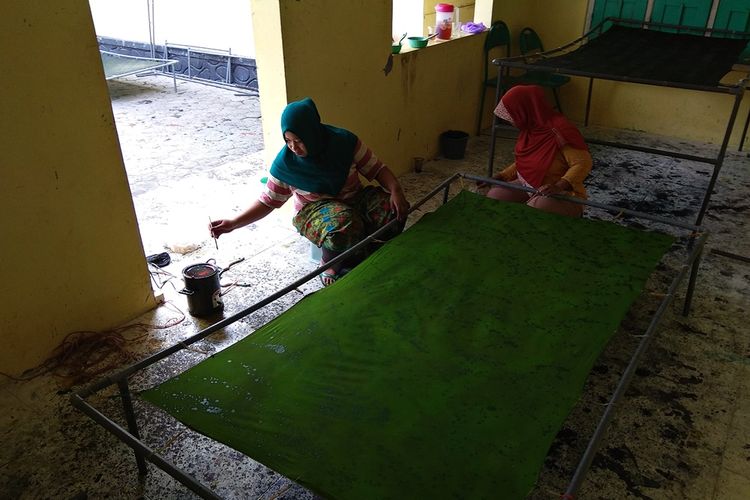 Para penyandang disabilitas di kampung peduli disabilitas Desa Simbatan sedang mengerjakan batik ciprat langitan. Batik mereka akan mewakili Indonesai dalam ajang kreatifitas penyandang disabilitas di Thailand. 