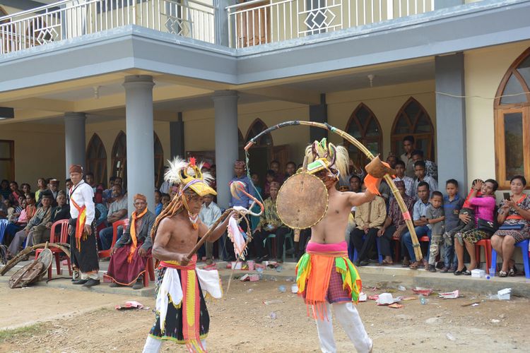 Petarung Caci atau Sasi di Kampung Noa, Desa Golondoal, Kecamatan Mbeliling, Kab. Manggarai Barat, Flores, NTT, September 2018 lalu sedang mementaskan tarian caci atau Sasi untuk ungkapan syukur atas peresmian dan pemberkatan Gereja Katolik Santo Mikael Noa. 