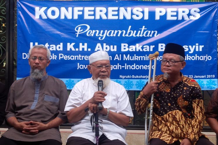 Keluarga dan Pengurus Ponpes Al Mukmin Ngruki Cemani, Grogol, Sukoharjo menggelar konferensi pers penyambutan Ustaz Abu Bakar Baasyir di Kompleks Ponpes setempat, Rabu (23/1/2019).