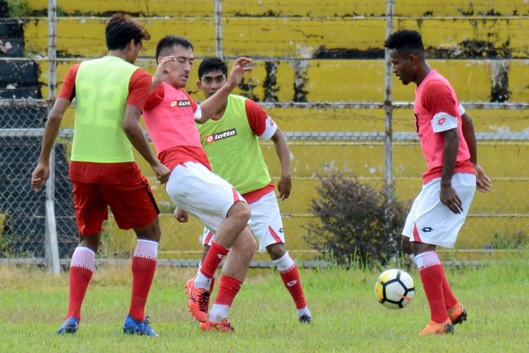 Pemain asing Semen Padang Pulatov mengahang pemain Semen Padang lainnya saat latihan
