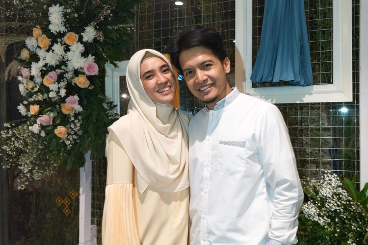 Pasangan selebritis Dhini Aminarti dan Dimas Seto saat ditemui di peluncuran IM Syari x Dhini Aminarti di Hotel Aviary, Tangerang Selatan, Selasa (22/1/2019).