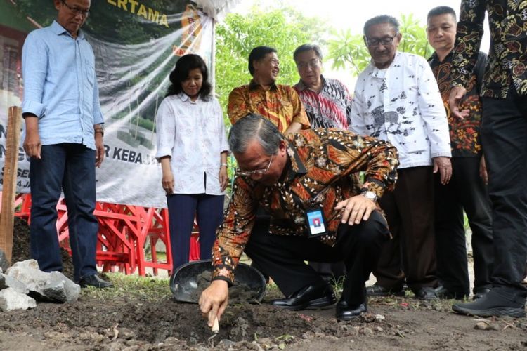 Rektor UNS Solo Ravik Karsidi melakukan peletakan batu pertama pembangunan Kelenteng Sinar Kebajikan Kongchu Bio di kompleks Kampus UNS Solo, Jawa Tengah, Kamis (24/1/2019).