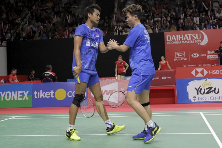 Ganda campuran Indonesia Tontowi Ahmad dan Liliyatna Natsir saat melawan ganda Campuran Indonesia Hafiz Faizal dan Gloria Emanuelle Widjaja saat pertandingan Daihatsu Indonesia Masters 2019 di Istora Senayan, Jakarta, Kamis (24/1/2019). Tontowi dan Liliyatna berhasil lolos ke babak perempat final usai menang dengan skor 21-16 dan 21-12.