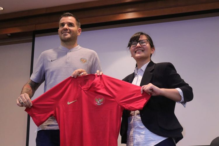 Pelatih tim nasional Indonesia Simon McMenemy (kiri) didampingi Sekretaris Jenderal PSSI Ratu Tisha Destria saat konferensi pers pertama di Hotel Sultan, Jakarta, Kamis (24/1/2019).