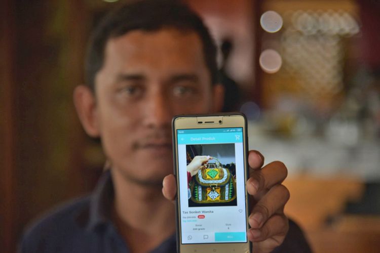 Owner Blojue.com, Mulyadi, memperlihatkan aplikasi pembelian souvenir berbasis android di salah satu kafe Lhokseumawe, Sabtu (26/1/2019)