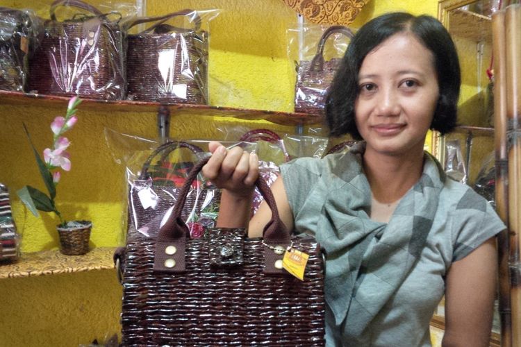 Kristanti Nareswari (32) menunjukkan tas berbahan koran bekas hasil karyanya saat ditemui di rumahnya Jalan Srigunting Kampung Gremet, Manahan, Banjarsari, Solo, Jawa Tengah, Jumat (25/1/2019).