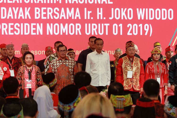 Calon Presiden Nomor Urut 01, Joko Widodo saat menghadiri silaturahmi nasional dan deklarasi dukungan Masyarakat Adat Dayak untuk pasangan Jokowi-Maruf Amin di Season City, Jakarta (26/1/2019)