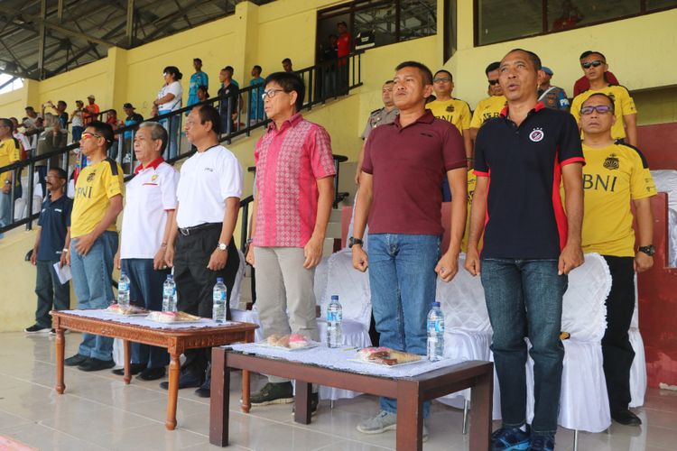 Kapolda Maluku, Irjen Pol Royke Lomuowa menendang bola perdana saat membuka tournamen Milenial U-23 di Stadion Mandala Remaja, Karang Panjang AMbon, Minggu (27/1/2019) sore 