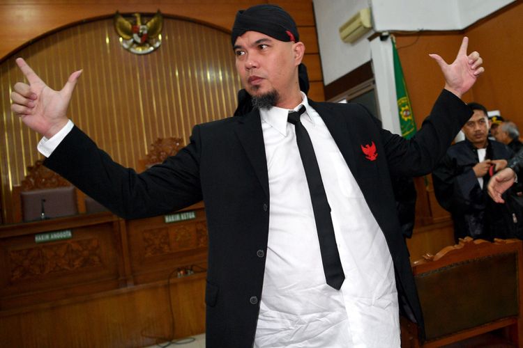 Terpidana kasus ujaran kebencian Ahmad Dhani mengacungkan kedua tangan seusai menjalani sidang putusan di Pengadilan Negeri Jakarta Selatan, Jakarta, Senin (28/1/2019). Majelis hakim memvonis Ahmad Dhani dengan hukuman satu tahun enam bulan penjara, dan atas putusan hakim tersebut kejaksaan langsung menahan terpidana. ANTARA FOTO/Sigid Kurniawan.