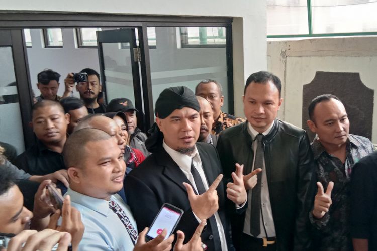 Ahmad Dhani menghadiri sidang pembacaan putusan untuk kasus ujaran kebencian yang menjeratnya di Pengadilan Negeri (PN) Jakarta Selatan, Ampera Raya, Senin (28/1/2019).