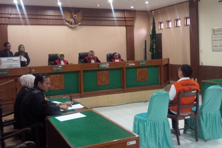 Terdakwa Iwan Adranacus dalam sidang putusan di Pengadilan Negeri Surakarta, Jawa Tengah, Selasa (29/1/2019).