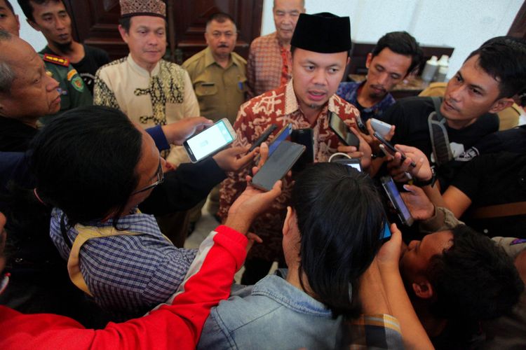 Wali Kota Bogor Bima Arya Sugiarto saat memberikan keterangan persnya terkait surat edaran dari Forum Muslim Bogor (FMB) yang menyerukan penolakannya terhadap perayaan Imlek dan Cap Go Meh di Kota Bogor, Selasa (29/1/2019).