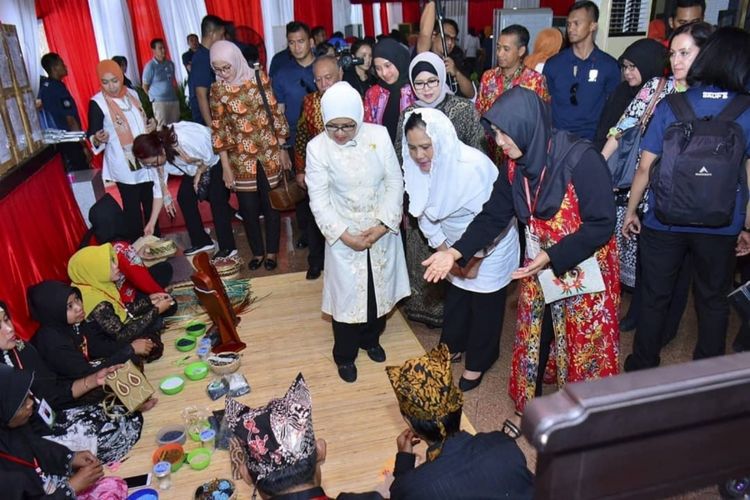 Kunjungan Iriana Jokowi di Blimbingsari Creative Craft, Senin (28/1/2019). 