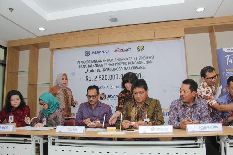 Perjanjian kredit sindikasi dana talangan tanah proyek pembangunan Jalan Tol Probolinggo-Banyuwangi  ditandatangani di Kantor Pusat Jasa Marga, Jakarta, Selasa (29/1). 