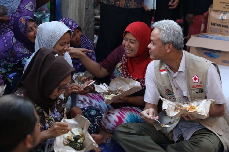 Gubernur Jawa Tengah Ganjar Pranowo menyempatkan makan bersama warga pengungsi banjir di Desa Tegal Dowo Kecamatan Tirto Kabupaten Pekalongan, Rabu (30/1/2019