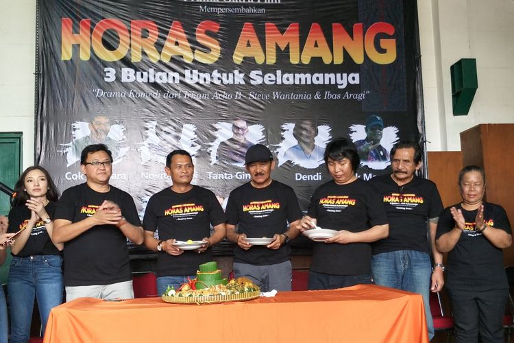 Sutradara, produser, dan para pemain film Horas Amang berfoto dalam jumpa pers film Horas Amang di Wasita Graha Gatra, Kembangan, Jakarta Barat, Kamis (31/1/2019). 