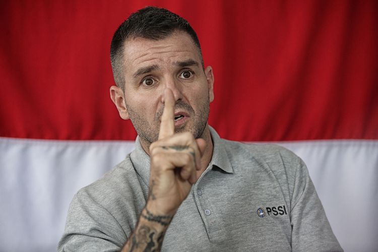 Wawancara pelatih asal Skotlandia, Simon McMenemy, di Kantor PSSI, Jakarta, Kamis (31/1/2019). Simon didapuk menjadi pelatih tim nasional Indonesia, salah satu target yang diberikan PSSI adalah membawa timnas Indonesia menjadi juara di Piala AFF 2020.