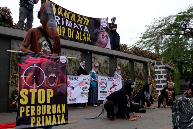 Puluhan aktivis Profauna menggelar aksi sebagai bentuk kampanye stop perburuan primata di Indonesia.