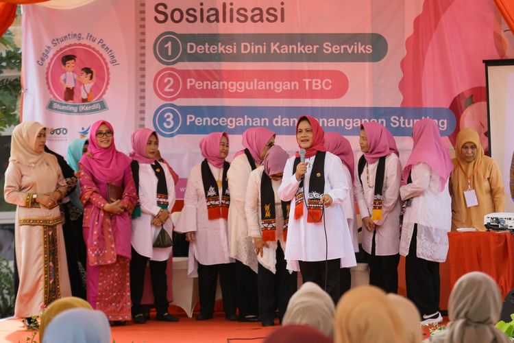 Ibu Negara Iriana Joko Widodo mengingatkan pentingnya kesehatan Ibu dan Anak demi meningkatkan kualitas sumber daya manusia Indonesia, dihadapan para ibu di Puskesmas Meuraxa Banda Aceh, Kamis (31/1/2019).*****