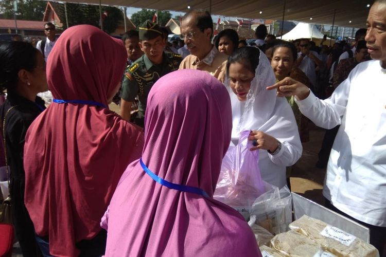 Ibu Negara Iriana Jokowi bersama Presiden Joko Widodo saat membeli keripik tempek perajin di Magetan, Jumat (1/2/2019).