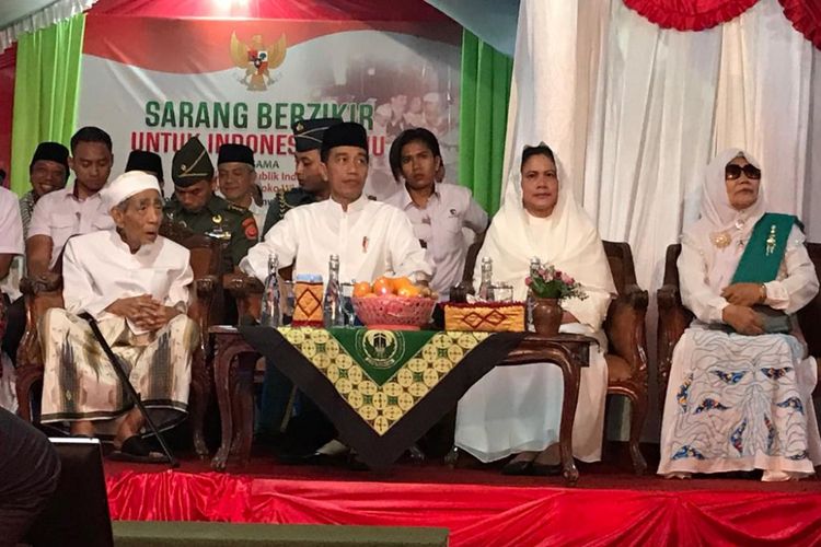 Presiden Joko Widodo saat bersilaturahim dengan pimpinan Pondok Pesantren Al-Anwar Kiai Haji Maemoen Zubair di Rembang, Jawa Tengah, Jumat (1/2/2019).