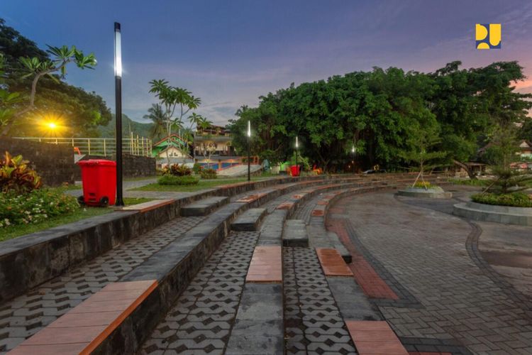 Kementerian PUPR juga membangun Ruang Terbuka Publik (RTP) berupa taman bermain anak-anak dan memperbaiki jalan lingkungan di Dusun Gerupuk, Desa Sengkol. 