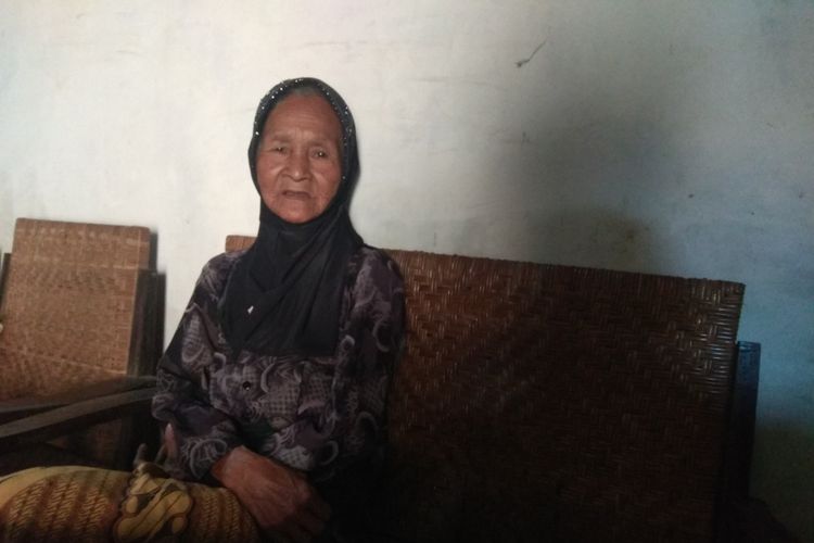Mbah Sukiyem, diusianya yang telah mencapai 90 tahun masih nampak sehat dan cekatan berkat menerapkan hidup vegetarian dan tidak mau menyusahkan orang lain. 