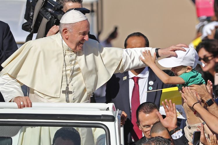 Paus Fransiskus memberkati seorang anak ketika dia tiba di Stadion Olahraga Zayed, Uni Emirat Arab, untuk memimpin jalannya misa terbuka pada Selasa (5/2/2019).