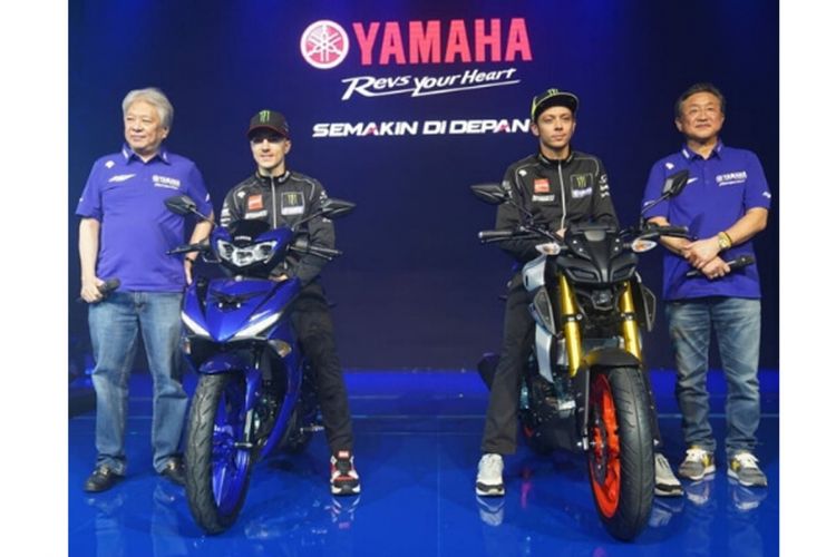 Duo pebalap Monster Energy Yamaha, Maverick VInales dan Valentino Rossi saat memperkenalkan MX-King dan MT-15 terbaru di Jakarta, Senin (4/2/2019).