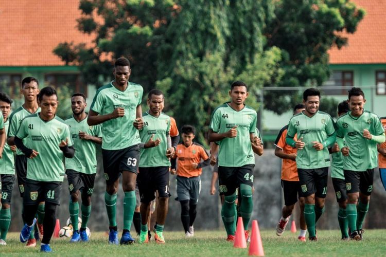 Penyerang asing Persebaya Surabaya, Amido Balde, terlihat mengikuti sesi latihan bersama rekan-rekannya di Stadion Jenggolo, Sidoarjo, Selasa (5/2/2019).
