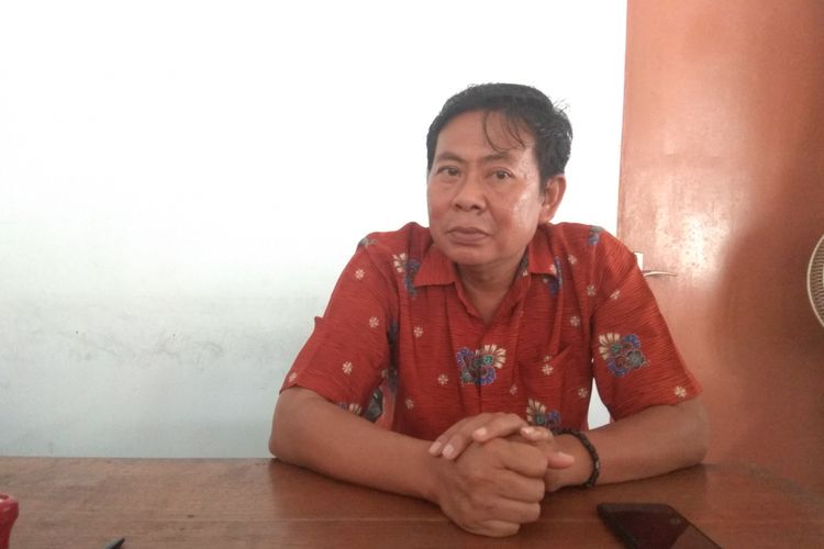 Kepala Desa Dadapan Kabupaten Ngawi Suwadi mengaku sering lewat didepan rumah mbah Kasmi, warga miskin yang menderita lumpuh karena stroke dan terpaksa tinggal di rumah yang sangat tidak layak huni, Rabu (6/2/2019).  
