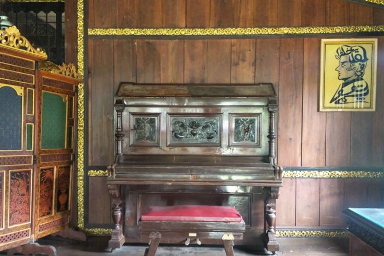 Piano kuno terbuat dari kayu yang masih berfungsi di dalam rumah limas di kawasan Museum Balaputera Dewa Palembang