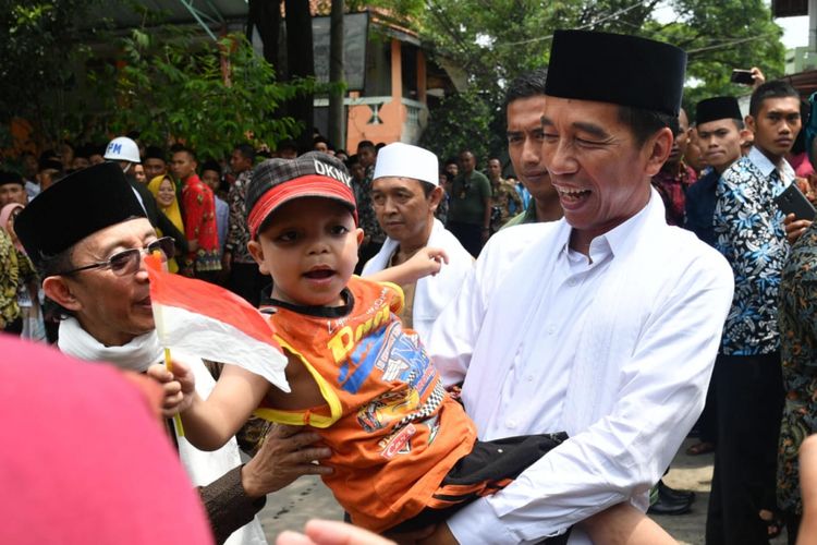 Bocah berkebutuhan khusus, Rafi Ahmad Fauzi (8) akhirnya bisa bertemu idolanya, Presiden Joko Widodo di Cianjur, Jawa Barat, Jumat (8/2/2019).