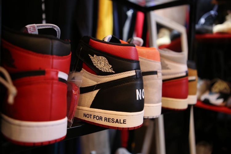 Sebagian besar gerai sepatu yang ikut serta di ajang Jakarta Sneaker Day 2019 memiliki produk sneaker Air Jordan 1. Bahkan ada yang dijual hingga harga puluhan juta rupiah.