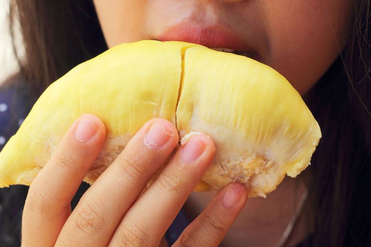 Ilustrasi makan durian.