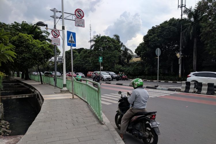 Zebra Cross yang terhalang pagar besi di Tamini Square, Makasar, Jakarta Timur, Minggu (10/2/2019)