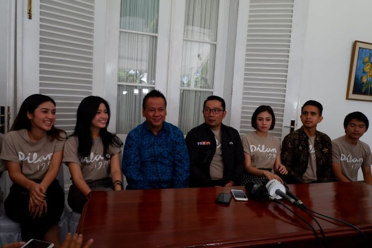 Para pemain Film Dilan 1991 bersama Gubernur Jawa Barat Ridwan Kamil saat konferensi pers di Gedung Pakuan Bandung, Minggu (10/2/2019).