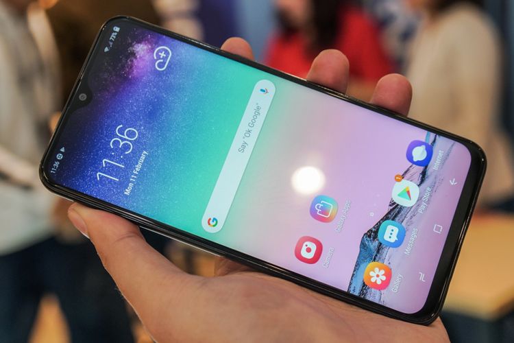 Galaxy M20, tampak depan dengan layar Infinity-V.