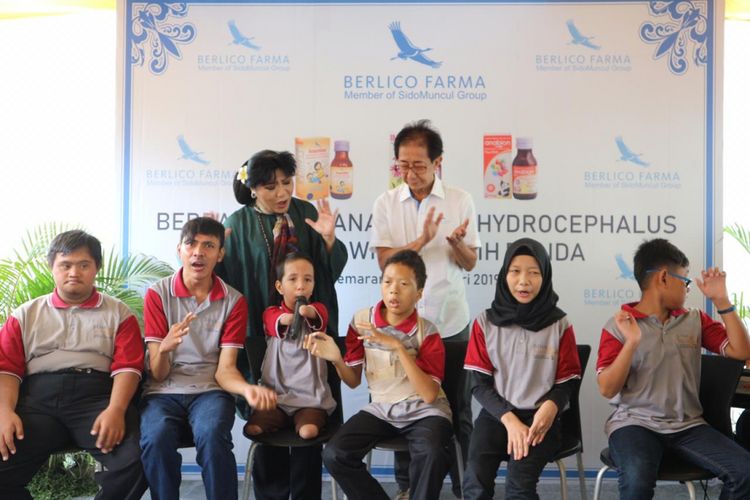 Direktur PT Berlico Mulia Farma Irwan Hidayat dan Pendiri Yayasan Wisma Kasih Bunda Anne Avantie menyanyi bersama anak-anak berkebutuhan khusus di Rumah Singgah Wisma Kasih Bunda, Semarang, Selasa (13/2/2019).