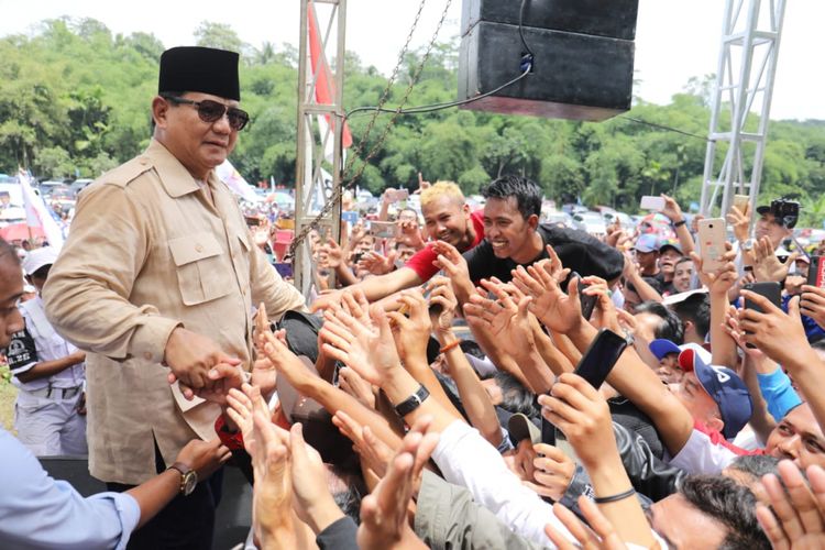 Calon Presiden nomor urut 02 Prabowo Subianto bertemu dengan ribuan masyarakat dan tokoh agama Purbalingga di lapangan Desa Slinga, Kecamatan Kaligondang, Jawa Tengah, Rabu (13/2/2019).