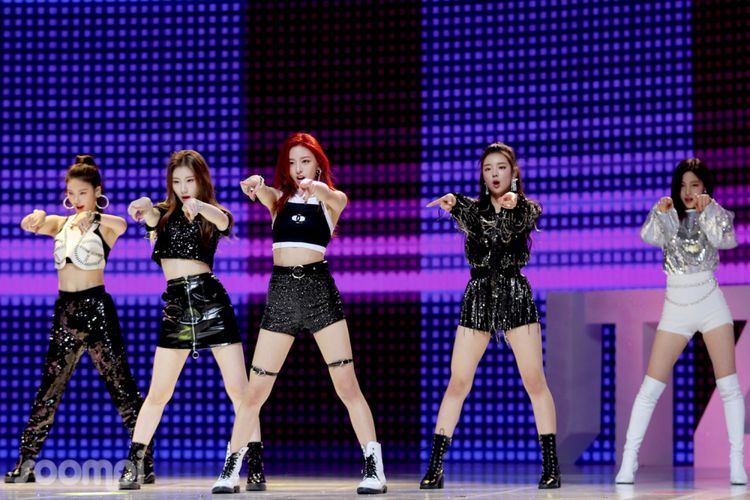 Girlband baru bentukan JYP Entertainment, ITZY, yang melakukan debut lewat showcase di Seoul, Korea Selatam, Selasa (12/2/2019).