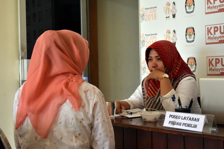 Petugas dari Komisi Pemilihan Umum (KPU) Jombang Jawa Timur, melayani warga yang mengurus dokumen pindah memilih. Layanan pindah memilih mempunyai sejumlah syarat dan diberikan kepada pemilih asal luar daerah yang tinggal di Jombang.